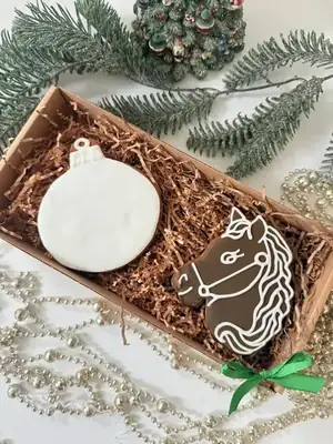Лошадка и шарик с логотипом